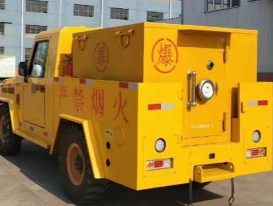 谢家集凯龙爆破器材运输车：保障爆破任务的安全运行